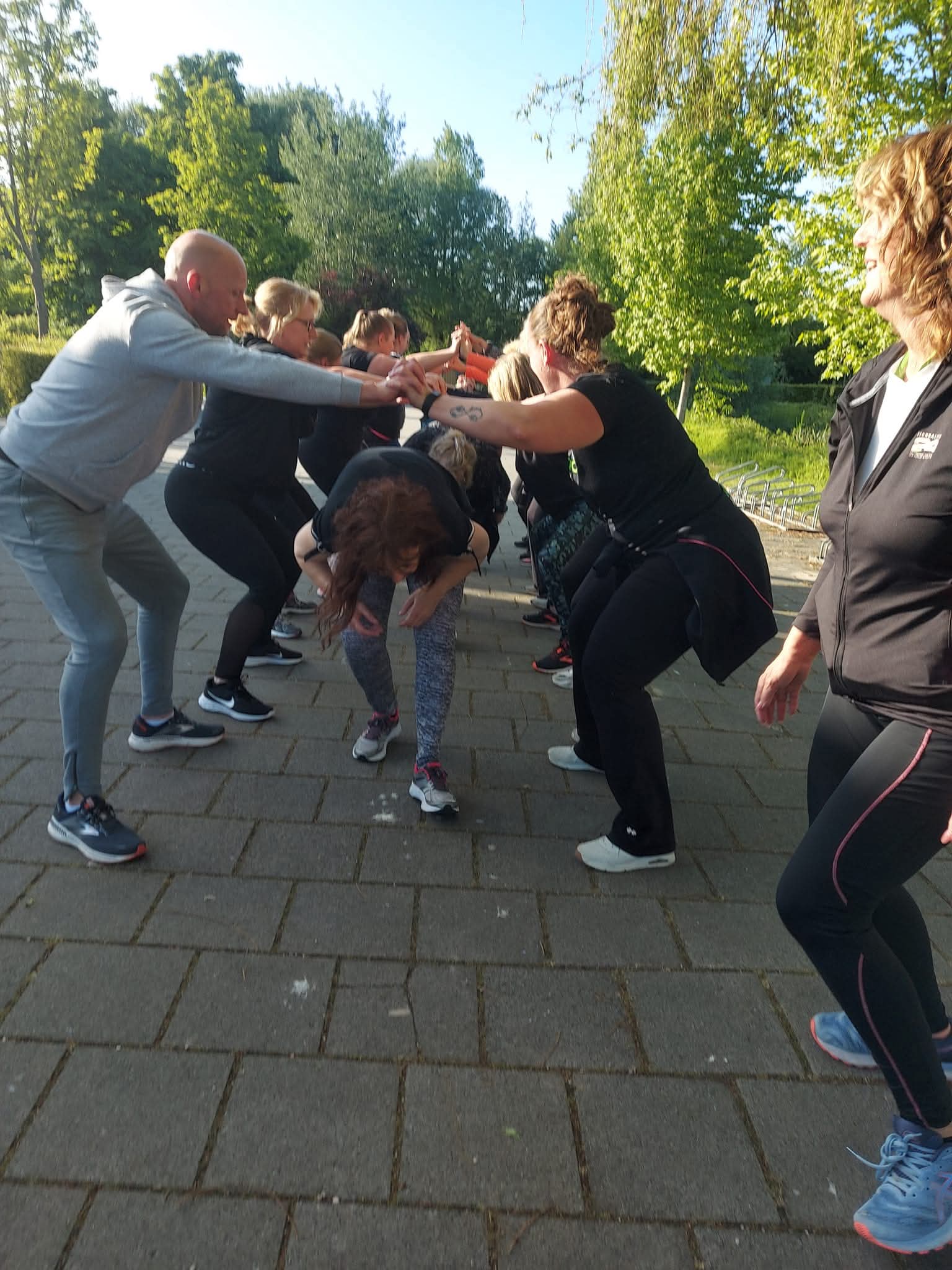 Partneroefening op het plein