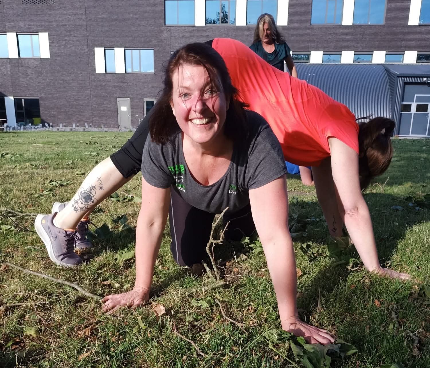 Plankoefening op het gras